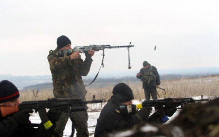 Binh sĩ Ukraine tham chiến tại Lugansk.
